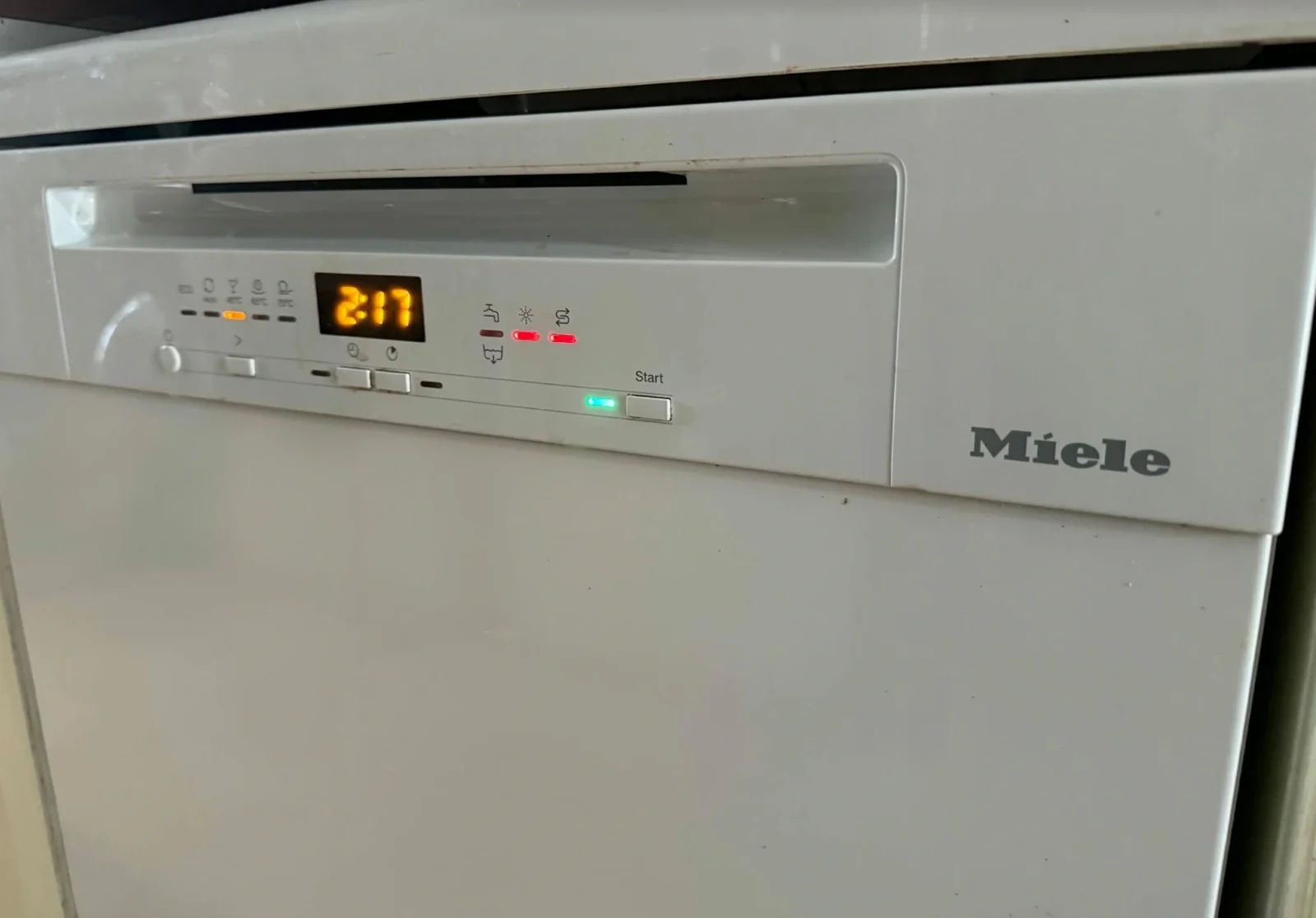 Panel zmywarki Miele z komunikatem na wyświetlaczu podczas diagnozy