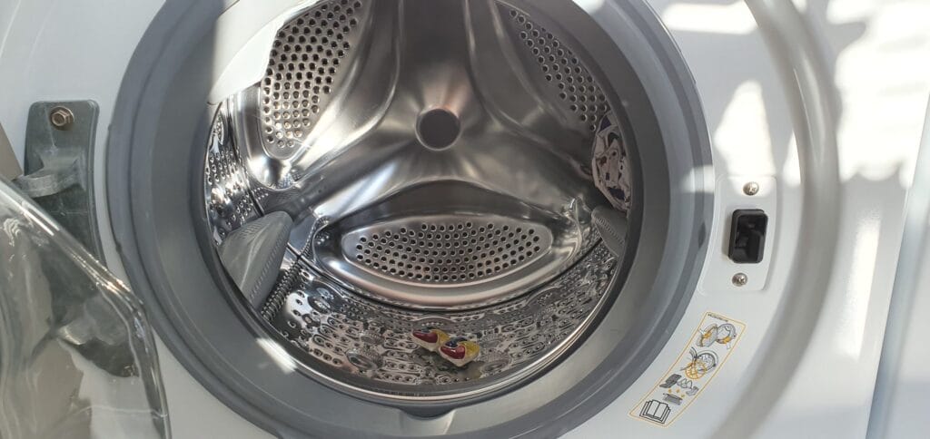 dlaczego pralka śmierdzi
